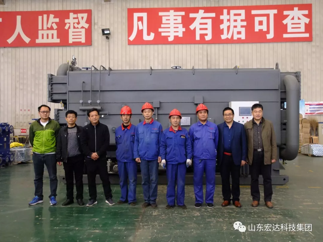 火博体育在线张总与新产品研制小组合影