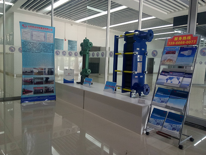 王忠林书记到火博体育在线集团展位观展
