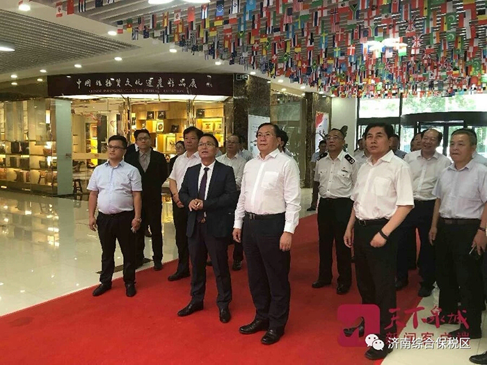 王忠林书记到火博体育在线集团展位观展