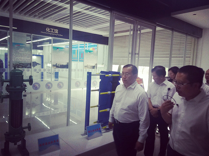 王忠林书记到火博体育在线集团展位观展