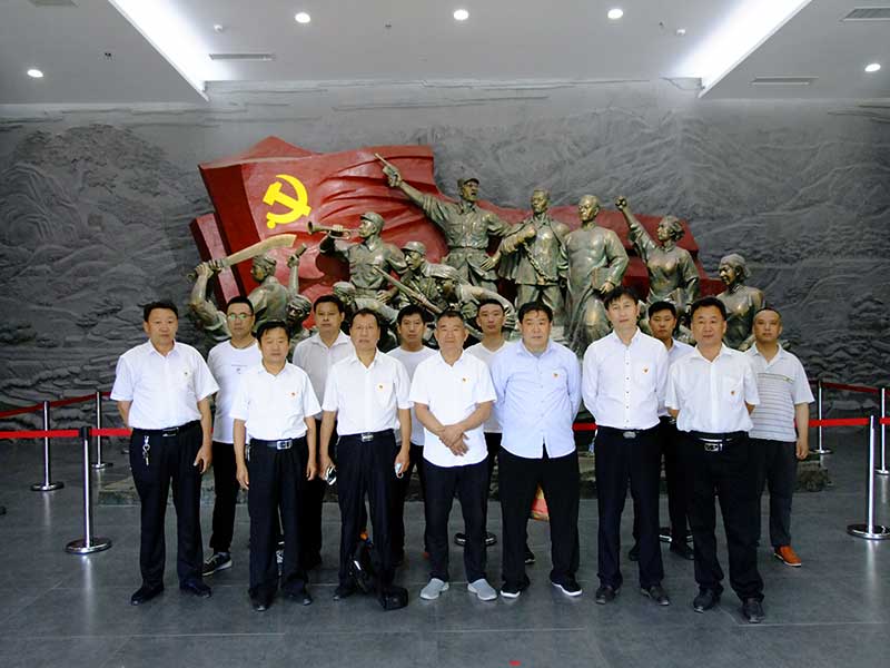 让党旗高高飘扬---火博体育在线集团党员参观大峰山红色教育基地活动