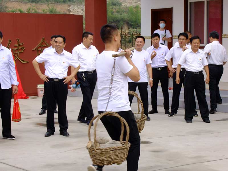 让党旗高高飘扬---火博体育在线集团党员参观大峰山红色教育基地活动
