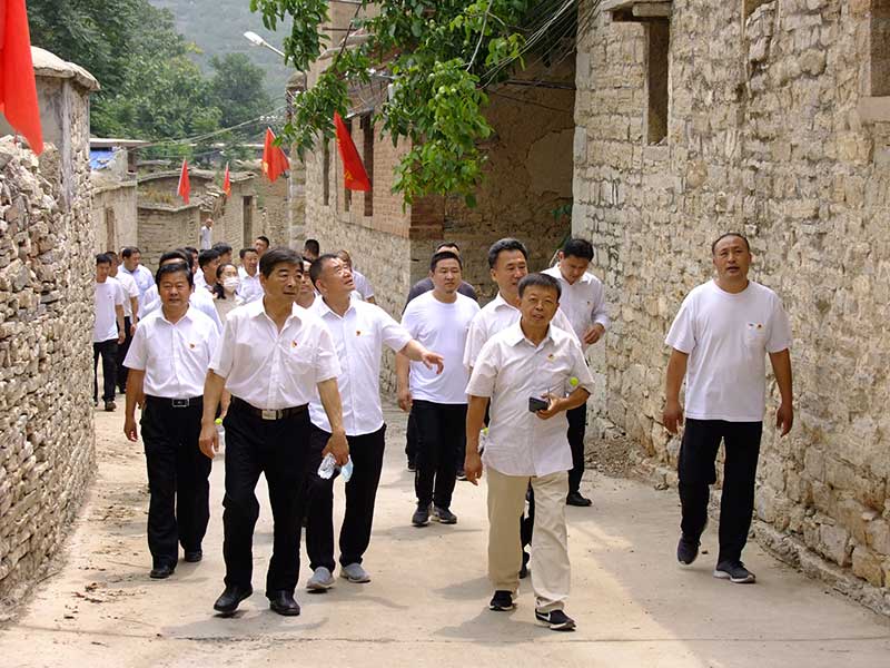 让党旗高高飘扬---火博体育在线集团党员参观大峰山红色教育基地活动